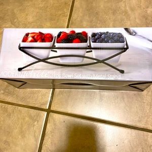Bowl set, 4 piece, metal stand. Modern white